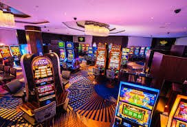 Dealer profesional live casino existogel sedang melayani taruhan secara langsung